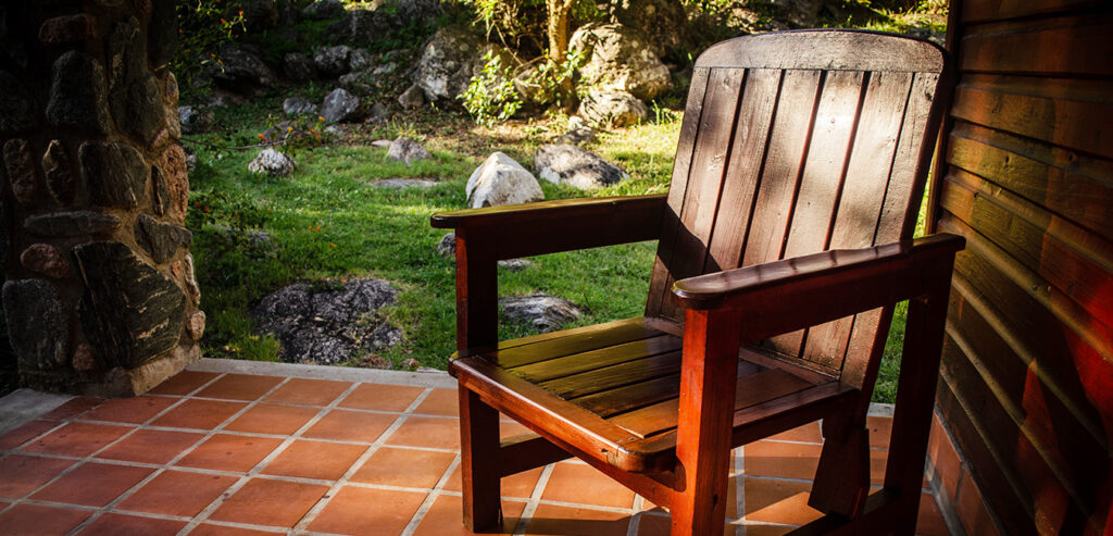 Silla de madera en exterior