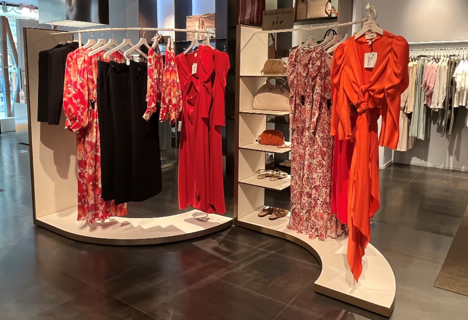 Pedro del Hierro y Tamar Falcó expositor curvilíneo
